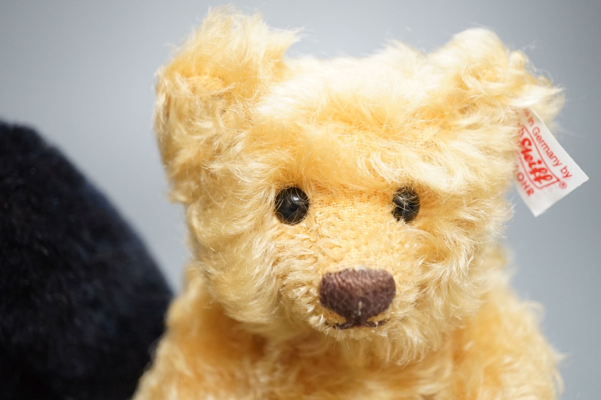 A Steiff exhibition bear, 2004 8